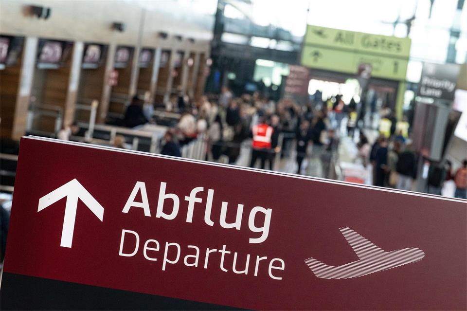 Am ersten Ferienwochenende erwarten die Betreiber des BER rund 280.000 Passagiere. (Archivbild)Fabian Sommer/dpa