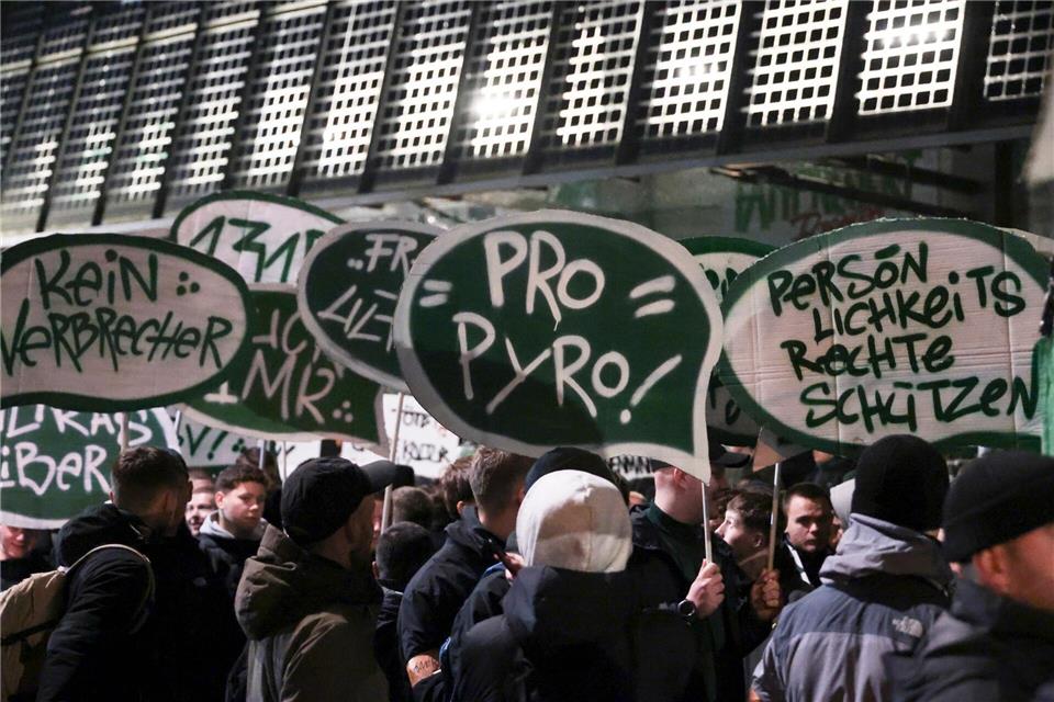 Am ersten Tag der Innenministerkonferenz in Bremen haben Hunderte Fußballfans gegen verschärfte Sicherheitsmaßnahmen beim Fußball demonstriert. Focke Strangmann/dpa