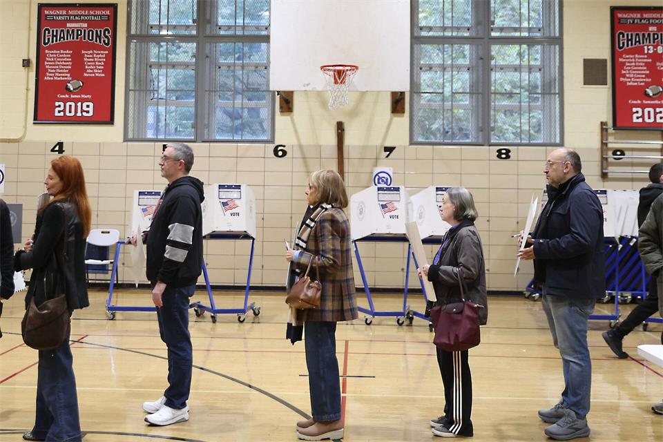 Am ersten Tag der vorzeitigen Stimmabgabe zu den Zwischenwahlen in den USA stehen Menschen in New York Schlange, um ihre Stimme abzugeben.Heather Khalifa/AP/dpa