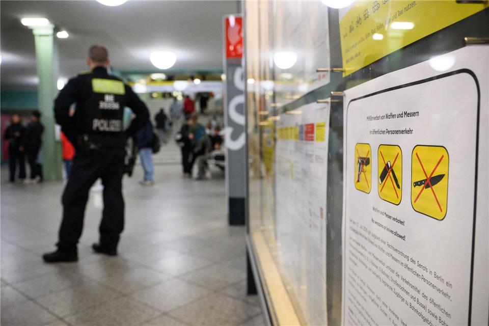 Polizeigewerkschaft: Berlinweites Waffenverbot wäre falsch Am ersten Tag des Messer- und Waffenverbots in allen Berliner Bahnen und Bussen beschlagnahmte die Polizei elf Messer (Archivbild).Bernd von Jutrczenka/dpa