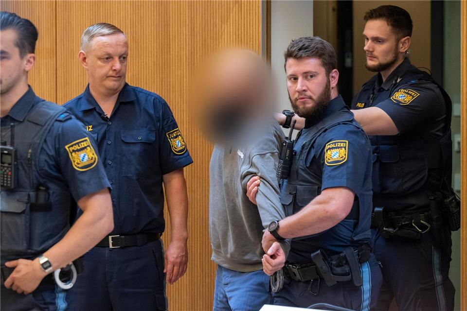 Haft- und Bewährungsstrafen wegen Spionage für Russland  Am ersten Tag des Prozesses war der Hauptangeklagte in Hand- und Fußfesseln hereingeführt worden. (Archivfoto)Peter Kneffel/dpa