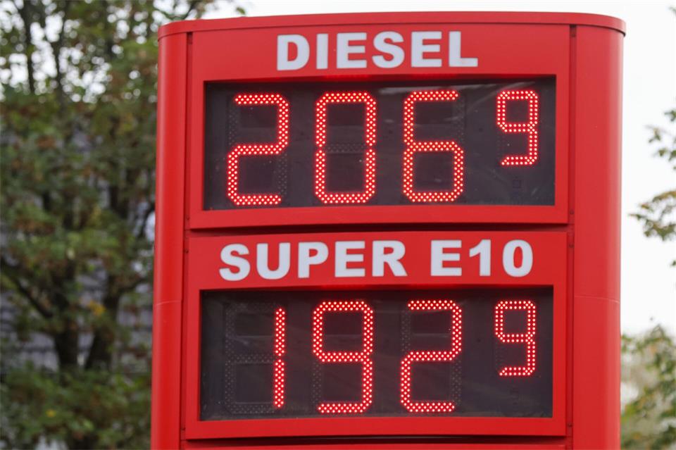 Am ersten Tag des Tankrabatts fiel E10 vielerorts zumindest vorübergehend unter zwei Euro pro Liter. Das kommt immer noch vor, ist aber seltener geworden. (Archivbild)Bodo Marks/dpa