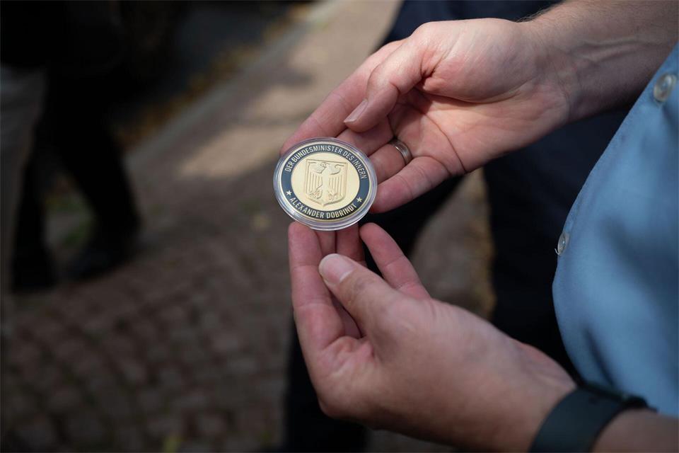 Am ersten Tag seiner Sommertour durch Thüringen und Hessen verteilt Dobrindt mehrere „Coins“.Katharina Kausche/dpa pool/dpa