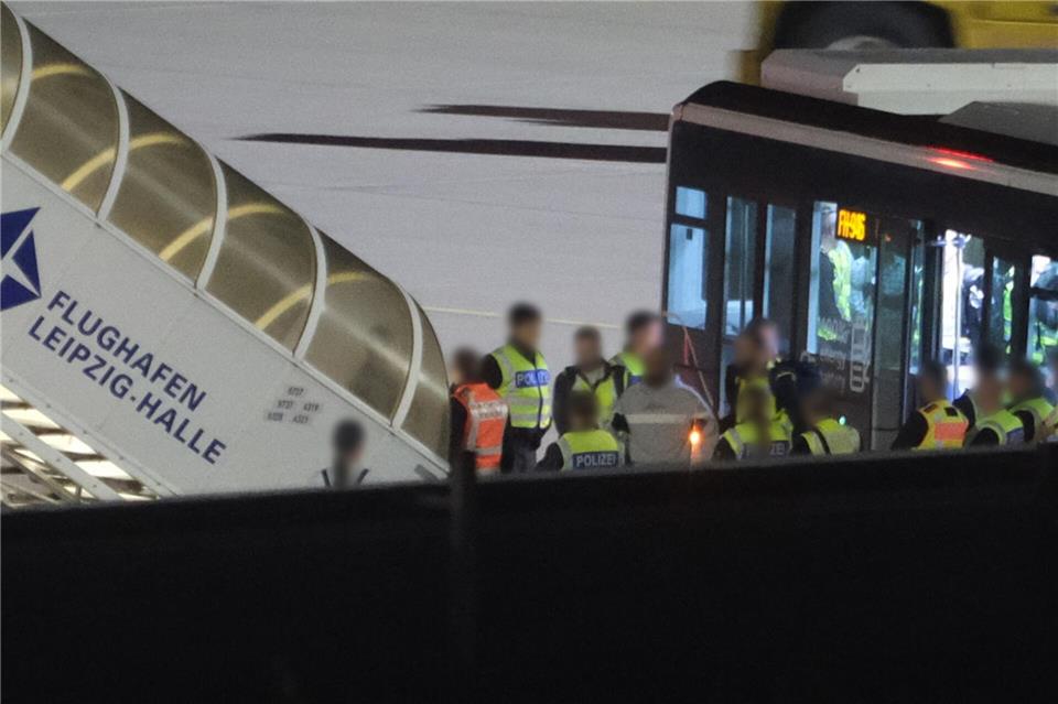 Am frühen Dienstagmorgen startete erneut ein Abschiebeflug von Leipzig-Halle nach Afghanistan.Sebastian Willnow/dpa