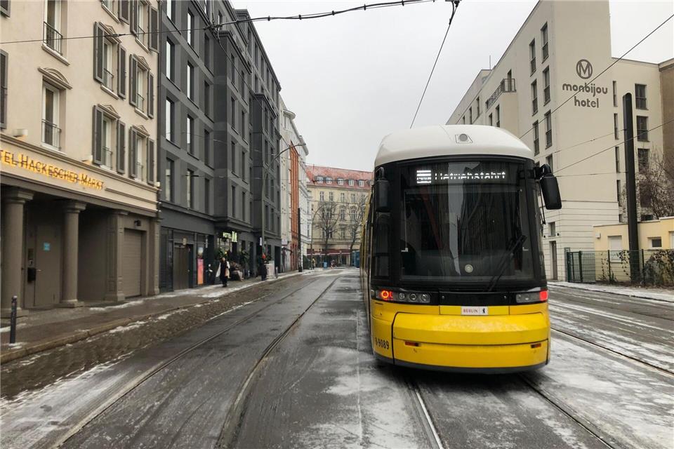 Am frühen Montagmorgen war wegen der vereisten Oberleitungen das ganze Berliner Straßenbahnnetz stillgelegt worden. Die BVG sprach von einer beispiellosen Lage. (Archivbild)Saskia Fischer/dpa