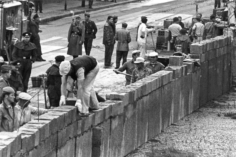 Am frühen Morgen des 13. August 1961 begann der Mauerbau. (Archivbild) UPI/dpa