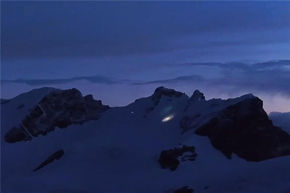 Am frühen Morgen kam ein Hubschrauber zu den Bergsteigern durch.-/Italienische Bergwacht/dpa