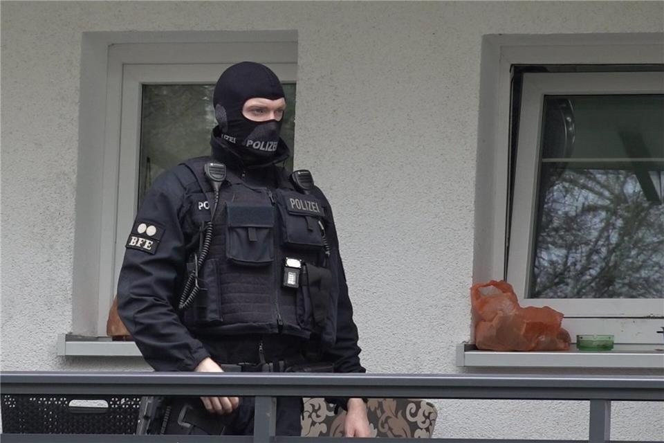 Am frühen Morgen lief die Razzia gegen kriminelle Banden an. Einsatzort war unter anderem Essen. Markus Gayk/dpa