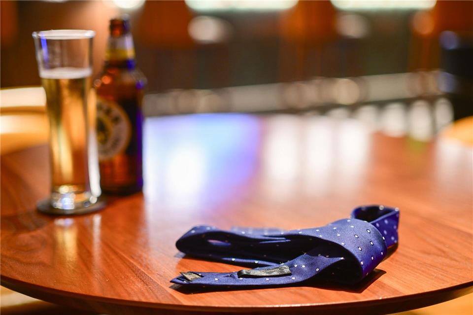 Am häufigsten wird Alkohol als problematisches Suchtmittel am Arbeitsplatz genannt. (Symbolbild) Sebastian Christoph Gollnow/dpa