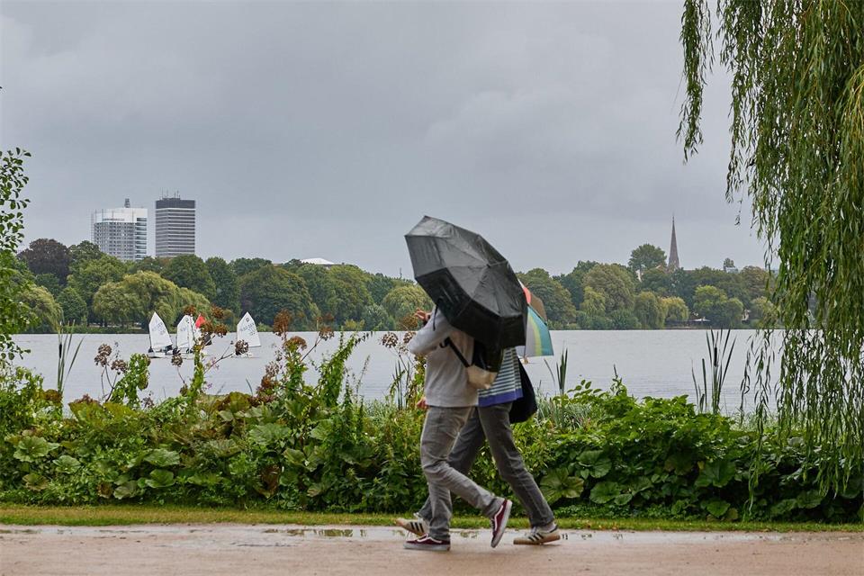 Am heutigen Donnerstag müssen sich die Menschen in Hamburg und Schleswig-Holstein auf Wind und Regen einstellen. (Archivbild)Georg Wendt/dpa