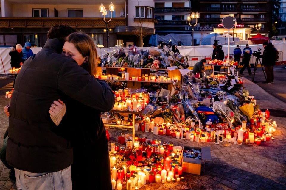 Am kommenden Freitag soll es in Crans-Montana eine Gedenkfeier zu Ehren der Opfer geben. Jean-Christophe Bott/KEYSTONE/dpa