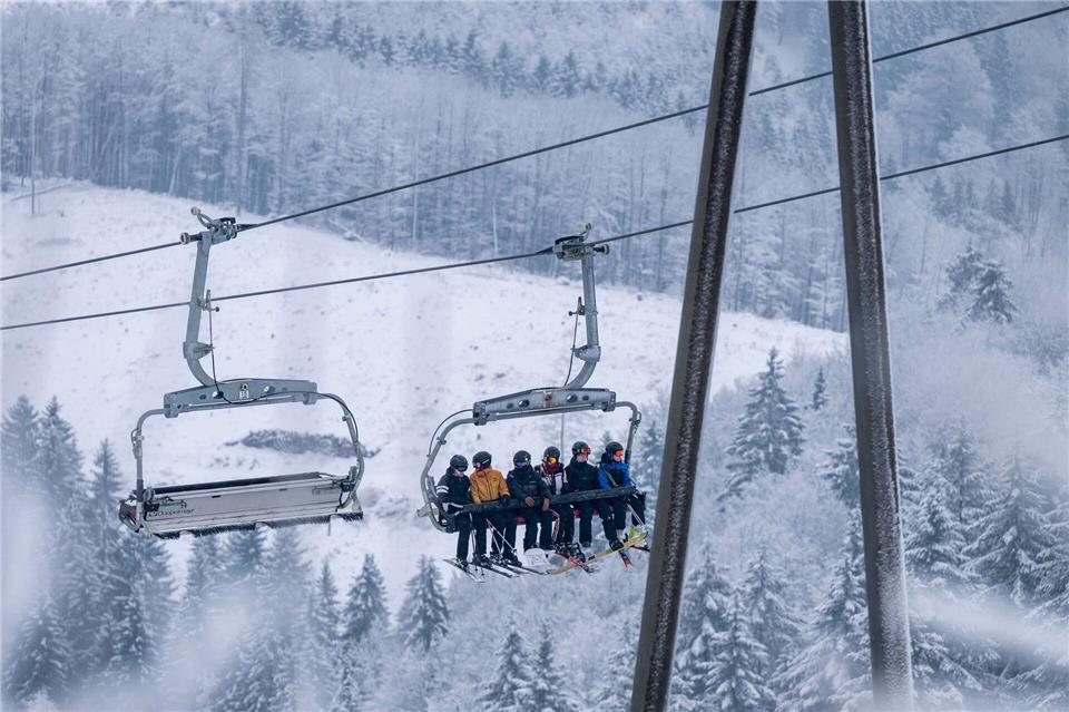 Am kommenden Wochenende sollen in der Region bis zu 70 Lifte laufen. (Archivfoto)David Inderlied/dpa