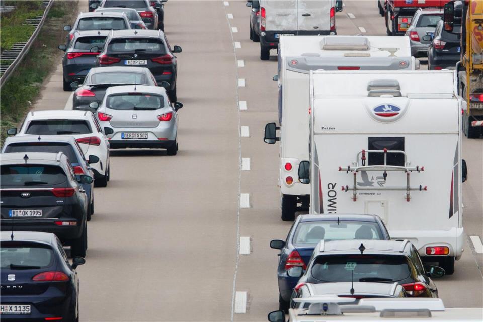 Am kommenden Wochenende wird es wegen des Feiertags wieder voll auf den Autobahnen. (Archivbild)Mia Bucher/dpa