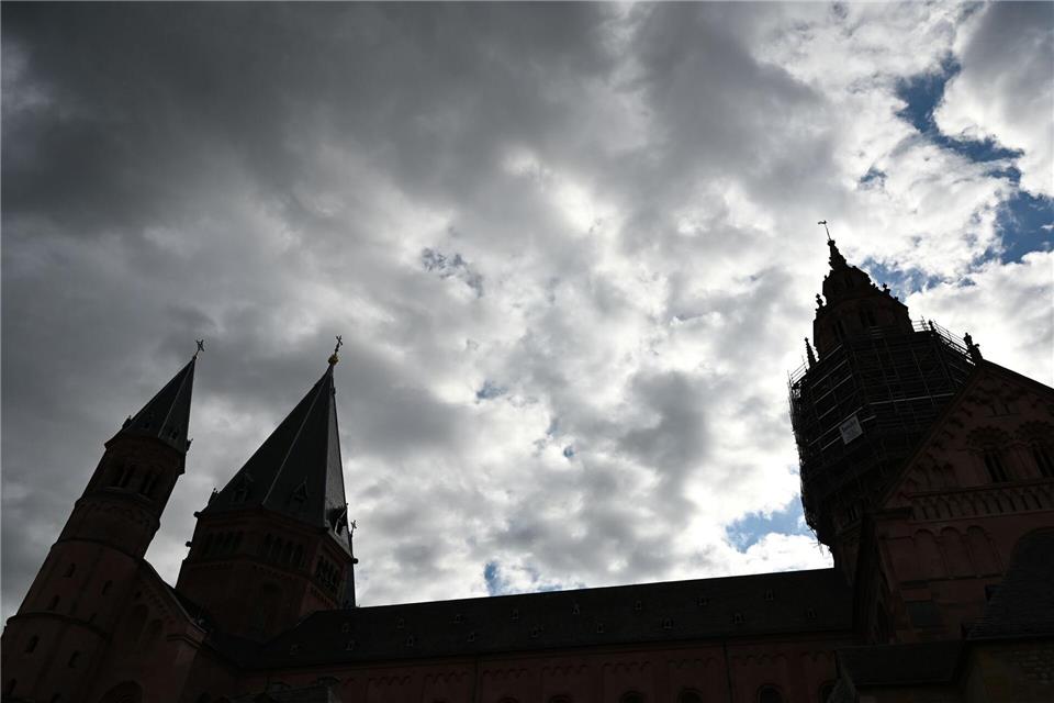 Am kommenden Wochenende ziehen vermehrt Wolken in Rheinland-Pfalz und dem Saarland auf. (Symbolbild)Arne Dedert/dpa