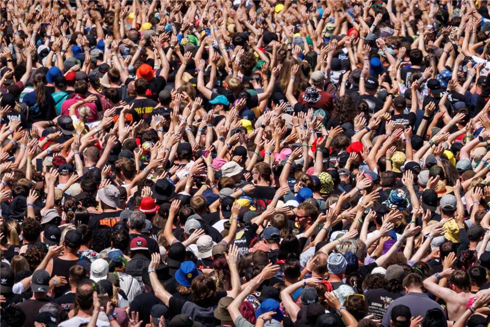 Am letzten Festivaltag feierten die Musikfans schon beim ersten Konzert auf der Hauptbühne kräftig mit. Daniel Karmann/dpa