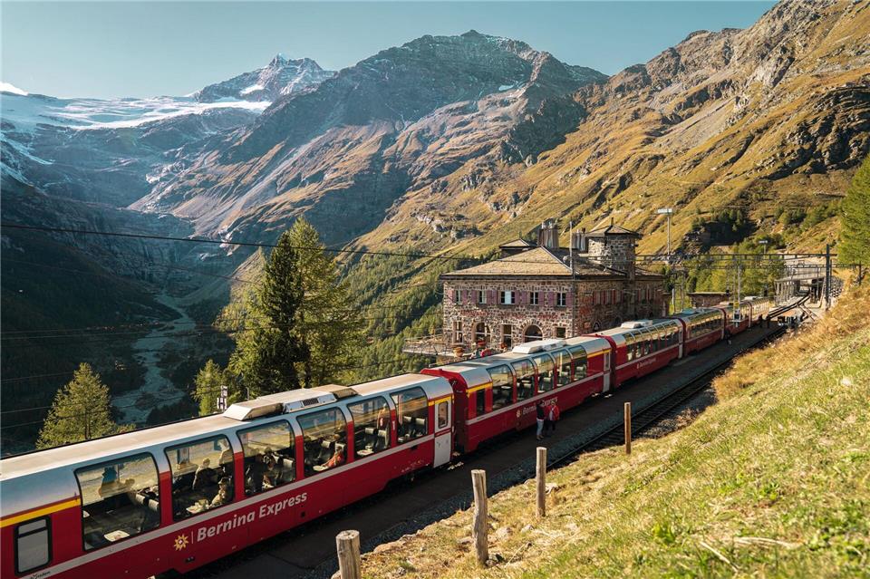 Am letzten Tag gibt die Schweiz noch einmal alles, jetzt an Bord des Bernina Express‘ - hier am Bahnhof Alp Grüm. André Meier/Schweiz Tourismus/dpa-tmn