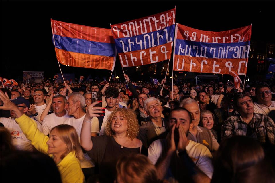 Am letzten Wahlkampftag versammelte Paschinjan seine Anhänger auf dem zentralen Platz der Republik in Eriwan.Anthony Pizzoferrato/AP/dpa