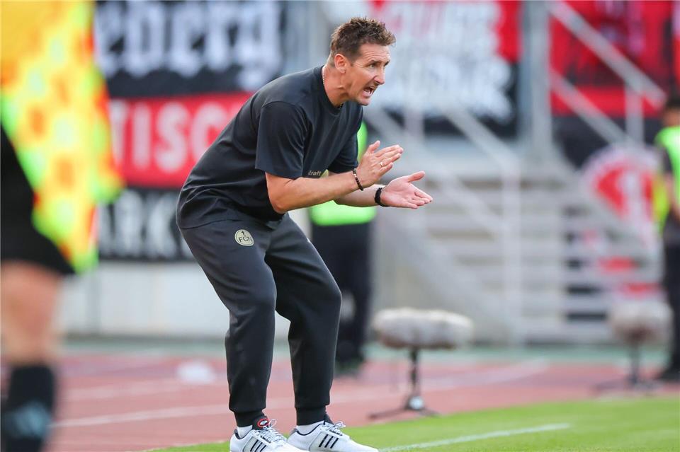 „Am liebsten wäre ich selbst rein“: „Club“-Trainer Miroslav Klose konnte vom Seitenrand nur begrenzt eingreifen.Daniel Karmann/dpa