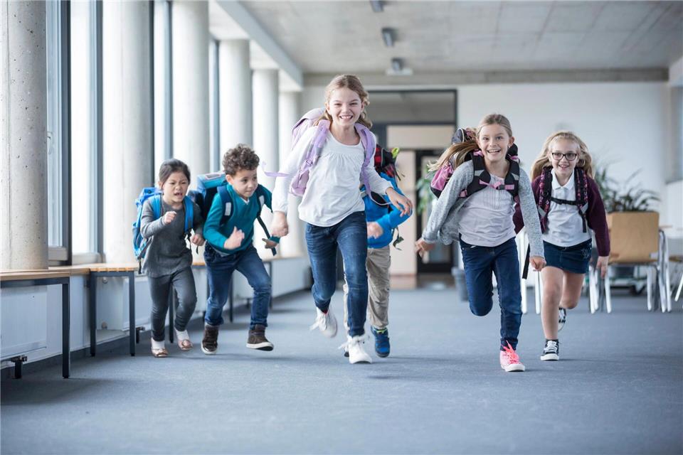 Am liebsten wollen die Erstis alles auf einmal in ihrer Schule erkunden.picture alliance / Westend61