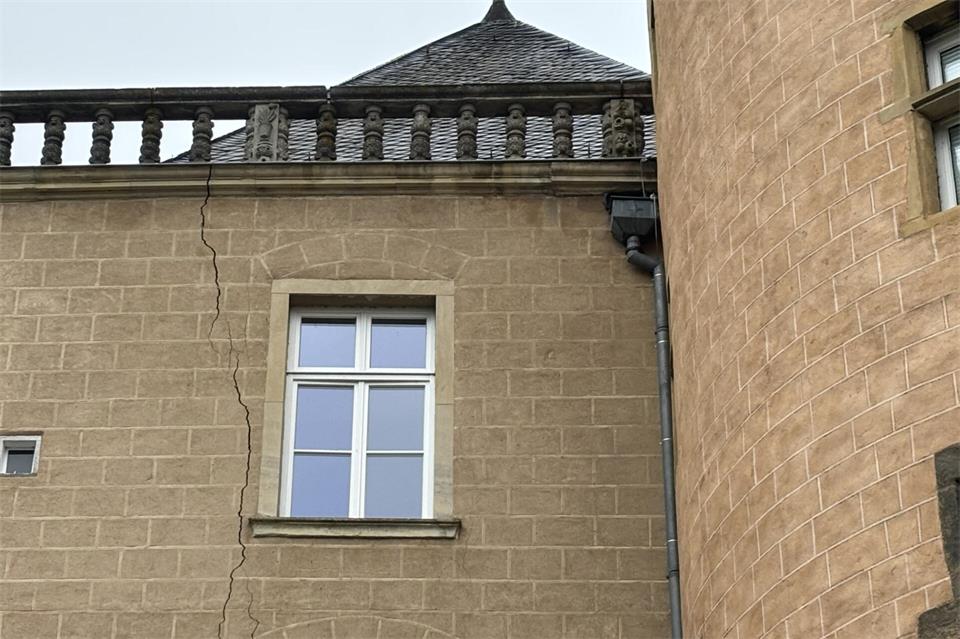 Am linken Flügel der Burg ist deutlich ein Längsriss zu erkennen. Der Schaden ist bereits begutachtet, nun geht es darum, wie er behoben werden kann. Anlass zur Sorge bestehe nicht, so Jugendburg-Geschäftsführer Bernd Scho.