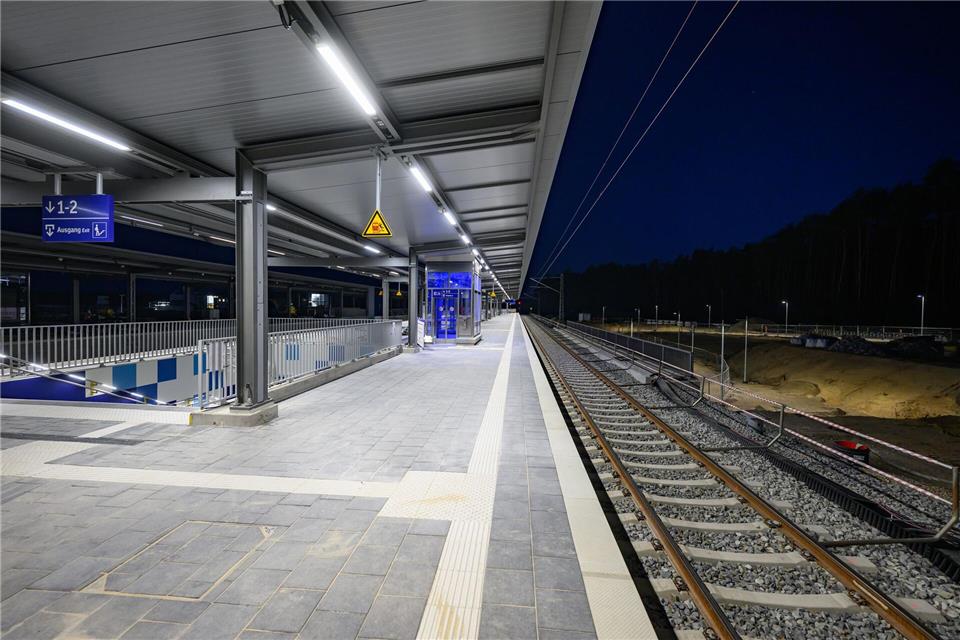 Am neuen Bahnhof Fangschleuse können laut Bahn längere Züge als an der bisherigen Verkehrsstation eingesetzt werden. Patrick Pleul/dpa
