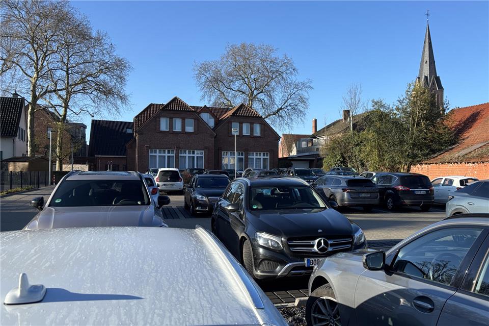 Am neuen Parkplatz hinter der Volksbank in Erle soll eine öffentliche Ladesäule für Elektroautos installiert werden.