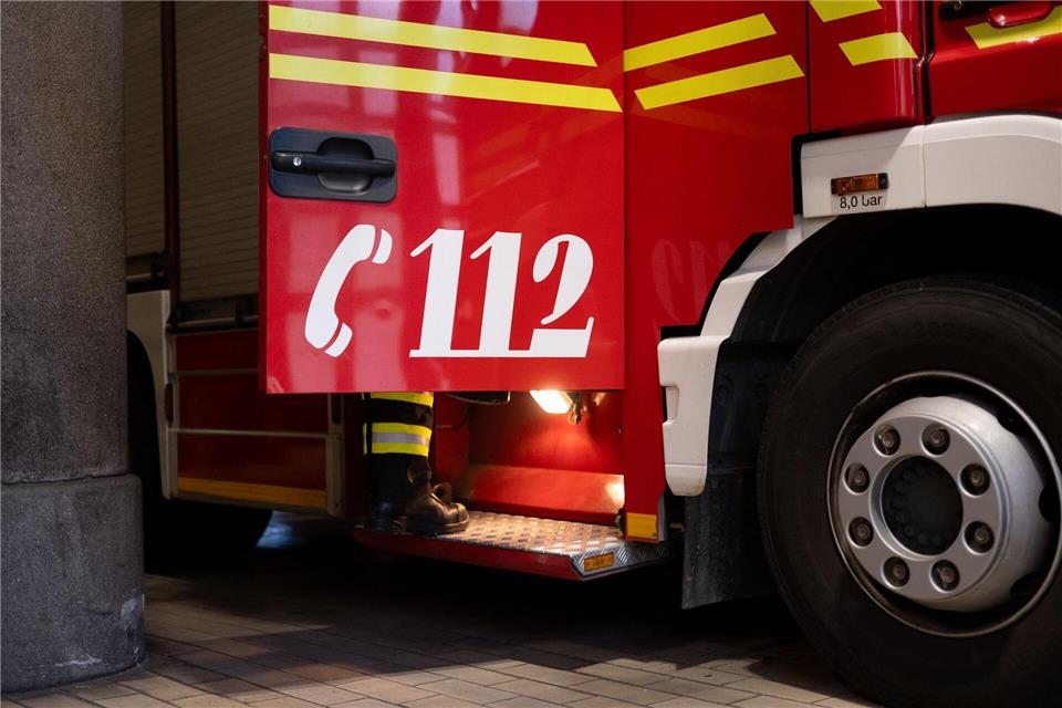 Am späten Abend war die Feuerwehr nach dem Kellerbrand noch am Lüften. (Symbolbild)Niklas Treppner/dpa