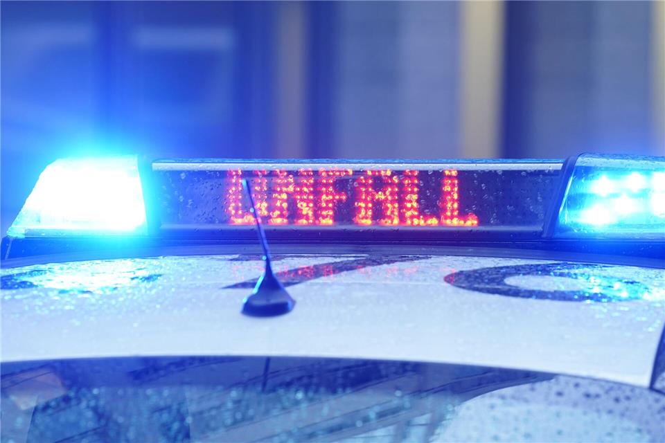 Unfall mit drei Lastwagen auf A6 - Fahrer eingeklemmt Am späten Mittag passiert ein schwerer Unfall auf der A6. (Symbolbild)Marcus Brandt/dpa