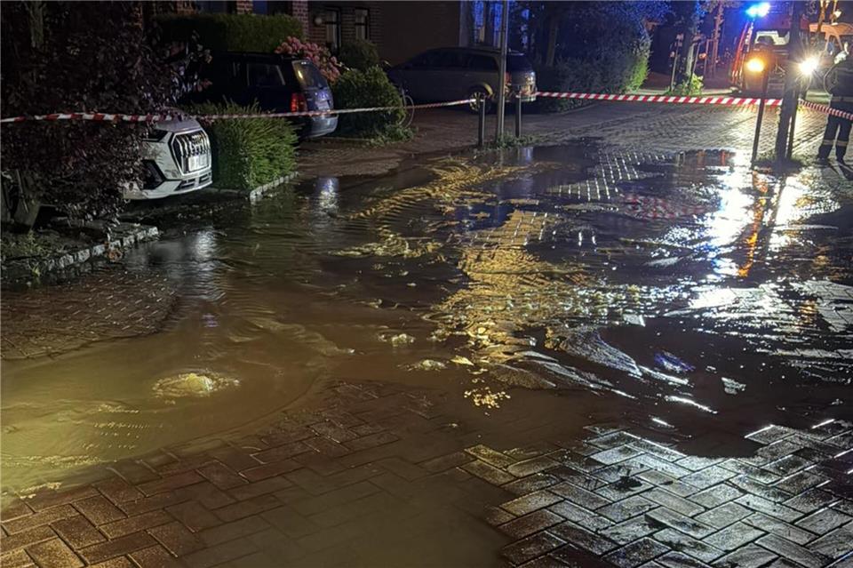 Am vergangenen Wochenende kam es an der Schulstraße zu einem Wasserrohrbruch, zu dem die Feuerwehr Velen ausrücken musste, um den Bereich abzusichern.