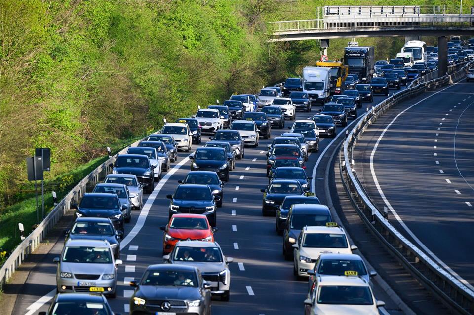 Am verlängerten Wochenende kann es voll auf den Autobahnen werden. (Symbolbild)Julian Stratenschulte/dpa