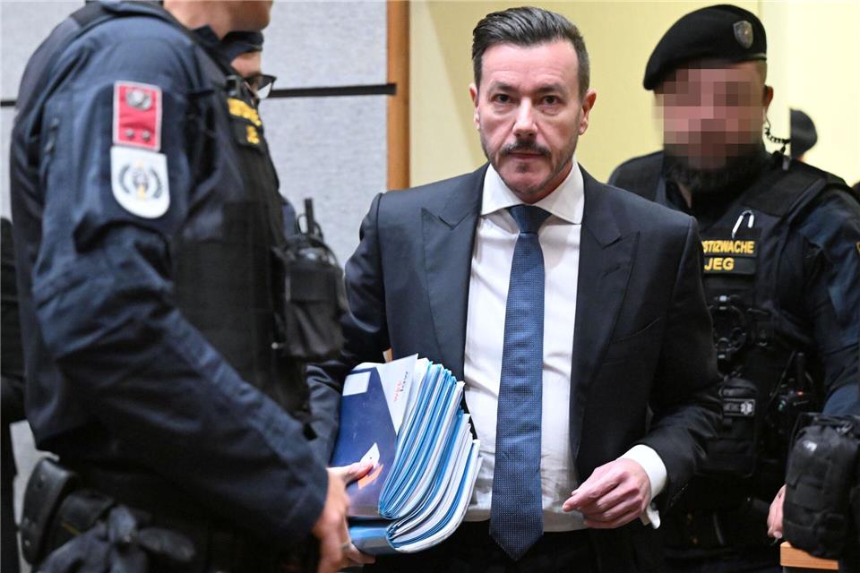 „Benko ist ein Kämpfer“ - Zwei Jahre Haft für Ex-Milliardär Am zweiten Tag seines Prozesses musste sich Benko Aussagen von Zeugen stellen.Barbara Gindl/APA/dpa