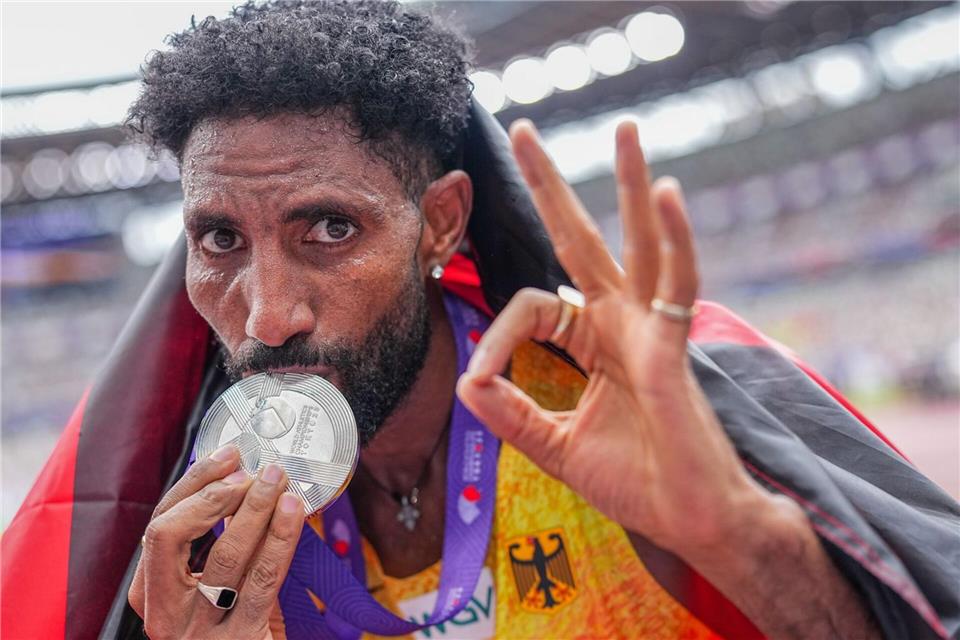 Amanal Petros feiert Silber im Marathon.Michael Kappeler/dpa