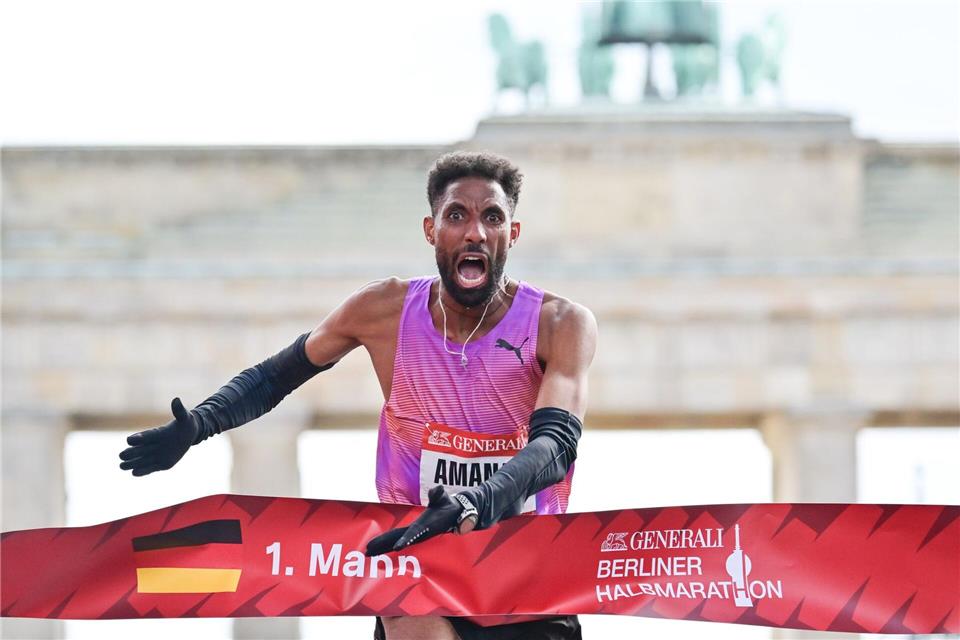 Amanal Petros knackte zuletzt in Berlin seinen deutschen Halbmarathon-Rekord. (Archivbild)Sebastian Christoph Gollnow/dpa