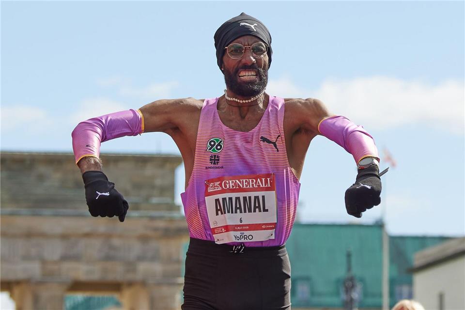Amanal Petros möchte am Sonntag in Berlin den deutschen Halbmarathon-Rekord angreifen. (Archivbild)Joerg Carstensen/dpa