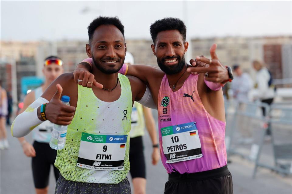 Amanal Petros (r) nahm Samuel Fitwi (l) den deutschen Marathon-Rekord wieder ab.David Gonzalez/dpa