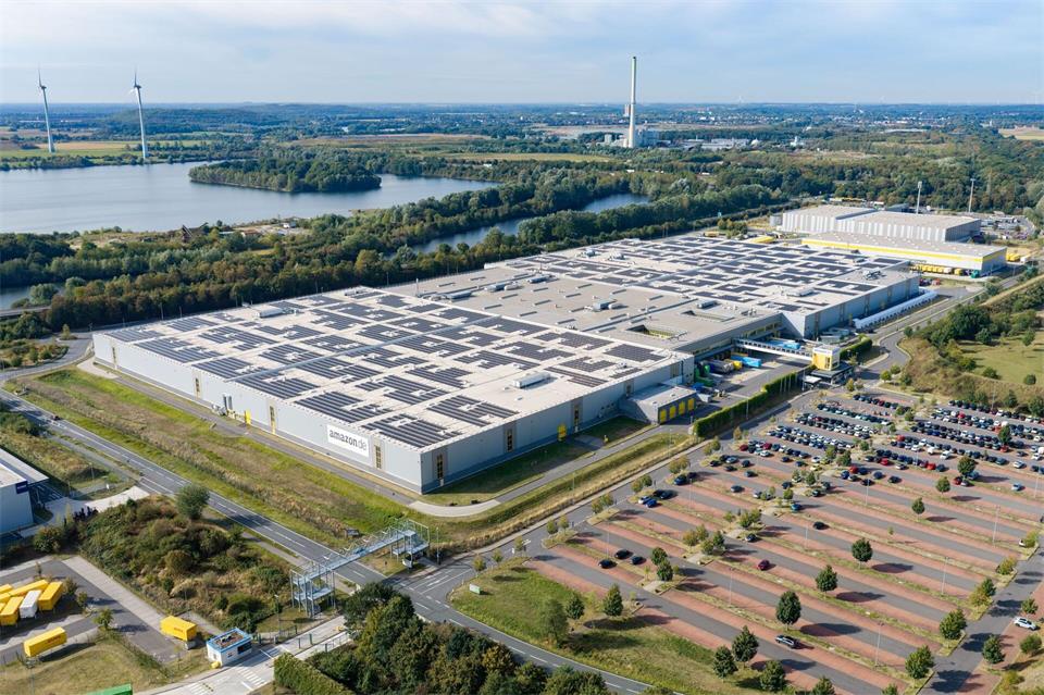 Amazon, so weit das Auge reicht: Drohnenfoto auf den Amazon-Standort in Rheinberg.Christoph Reichwein/dpa