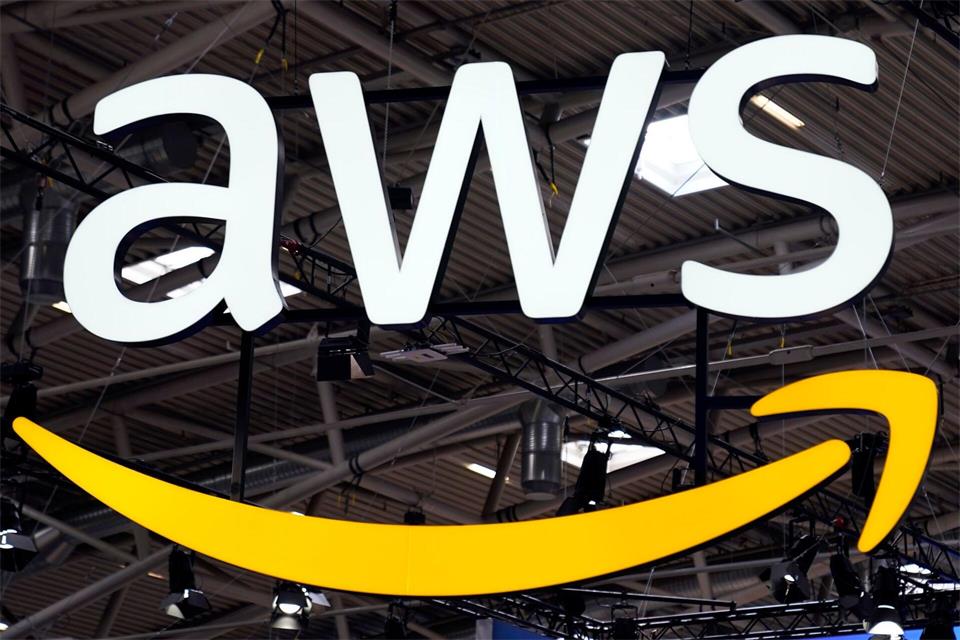 Amazons Cloud-Sparte AWS wächst schnell - braucht aber auch hunderte Milliarden Dollar für den Ausbau von Rechenzentren. (Archivbild)Uwe Lein/dpa