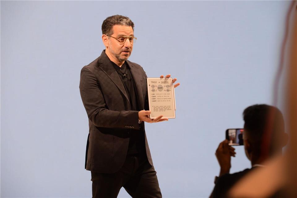 Amazons Gerätechef Panos Panay enthüllt den überarbeiteten Kindle Scribe.Andrej Sokolow/dpa/dpa-tmn