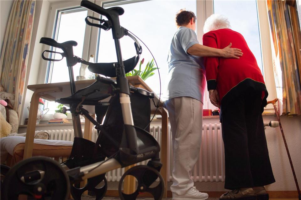 Ambulante Angebote ermöglichen Pflegebedürftigen länger daheim leben zu können. Der demografische Wandel wirkt sich aber auch hier aus.