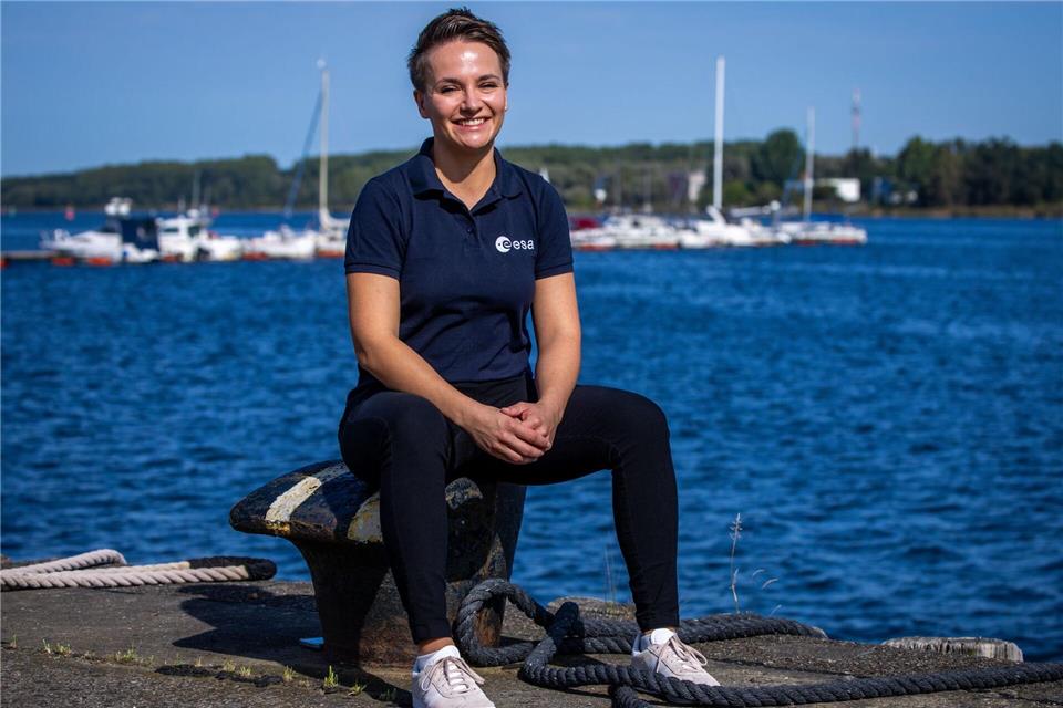 Angehende Astronauten paddeln für den Notfall Amelie Schönenwald gehört zu den fünf Frauen und drei Männer aus sieben europäischen Ländern, die als Teil einer Astronauten-Reserve der Europäische (Esa) in der Warnow das Überleben auf hoher See trainieren.Jens Büttner/dpa