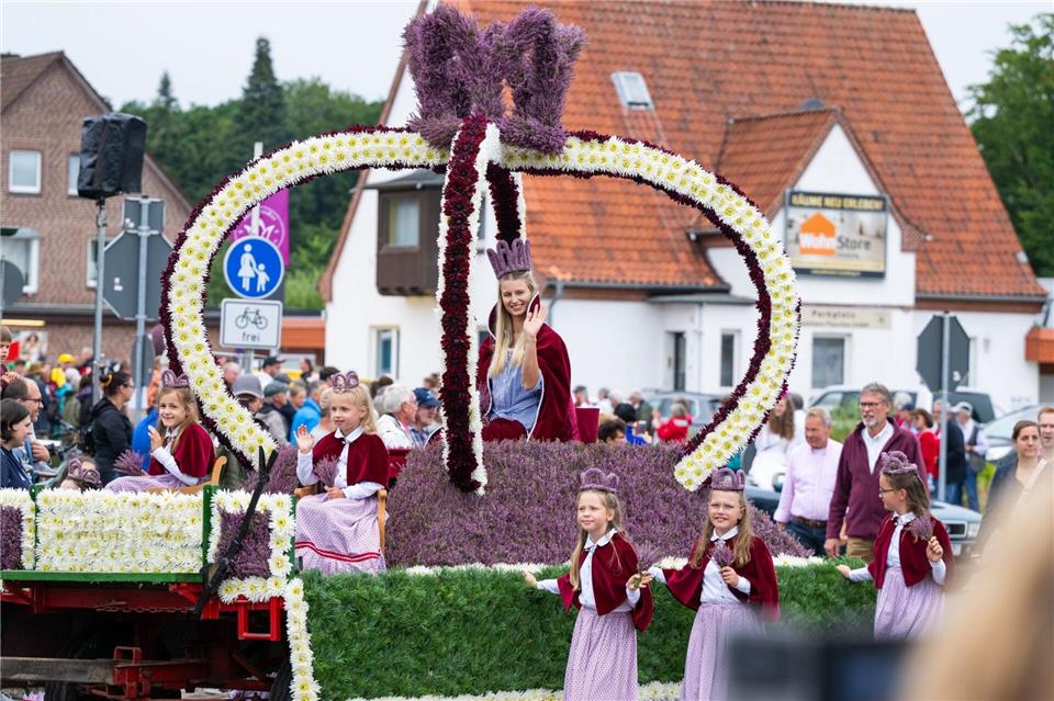 Amelinghausen sucht zum Abschluss seines neuntägigen Festes eine neue Heidekönigin.Philipp Schulze/dpa