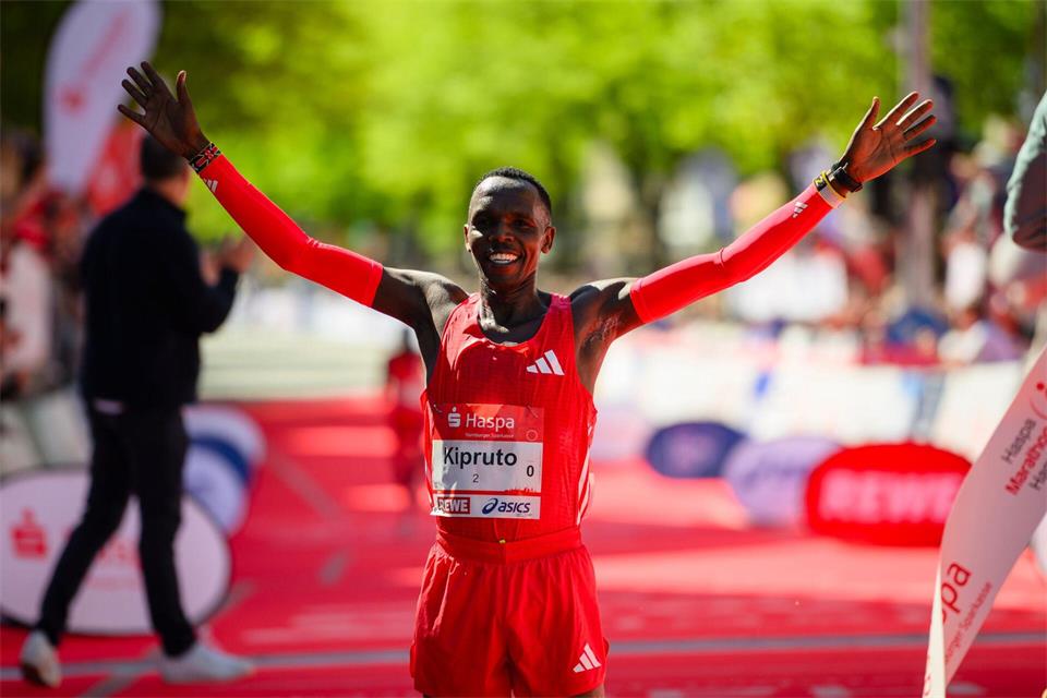 Amos Kipruto lief in Chicago die fünftschnellste Marathon-Zeit der Geschichte. (Archivbild)Gregor Fischer/dpa