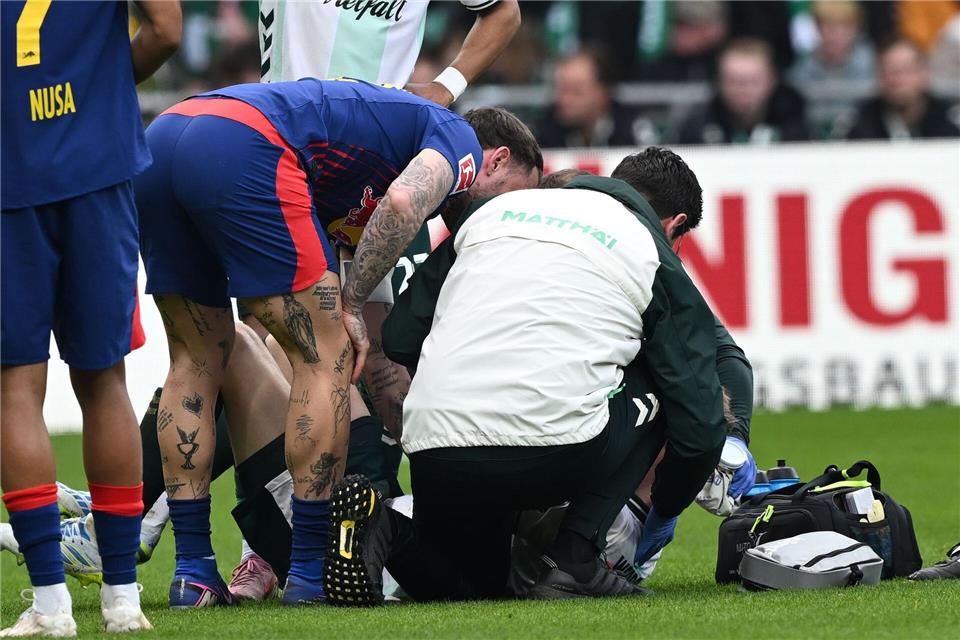 Amos Pieper (Werder Bremen) wird in der Partie gegen Leipzig behandelt.Carmen Jaspersen/dpa