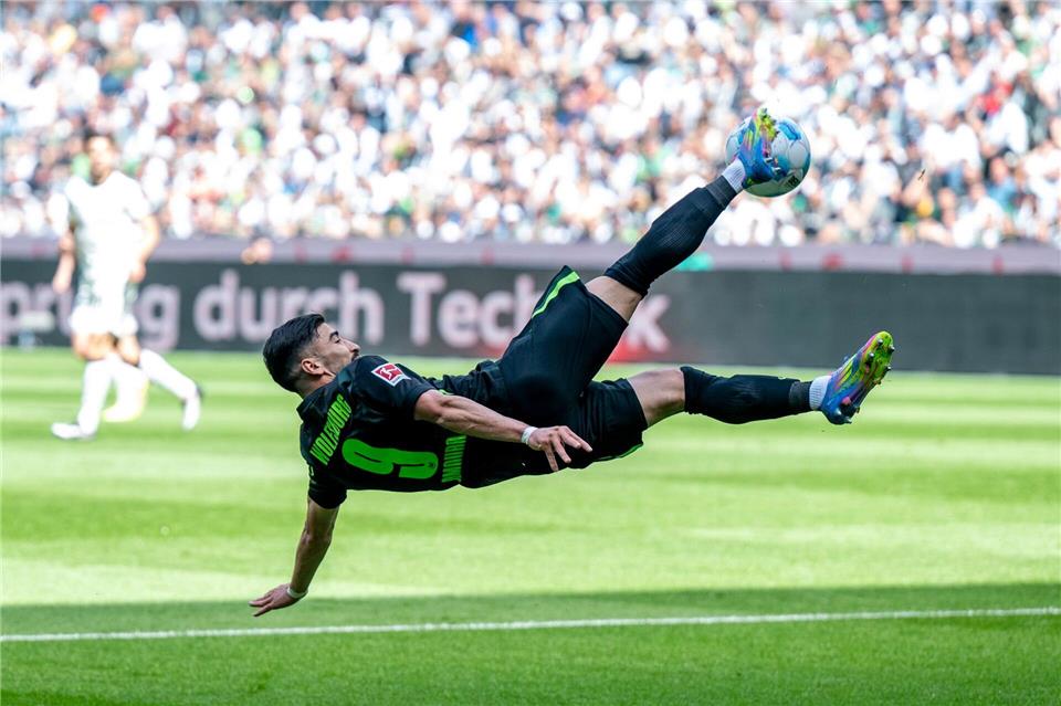 Amoura verteidigt akrobatisch. David Inderlied/dpa