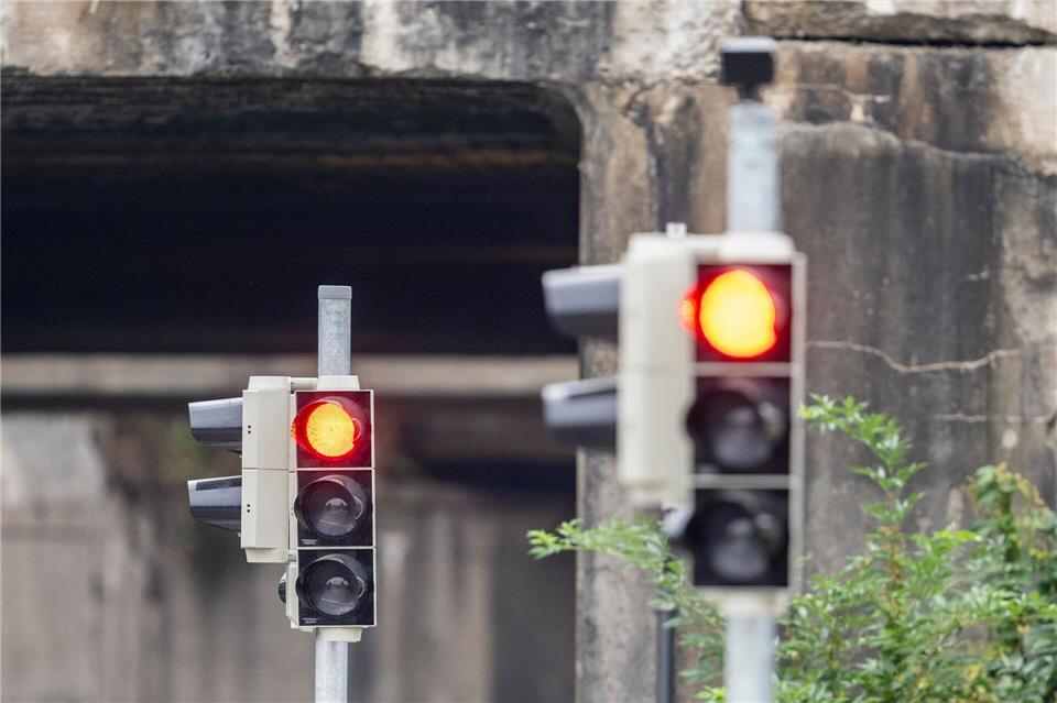 Ampeln fallen in Berlin oft ganz aus. (Archivfoto)David Inderlied/dpa