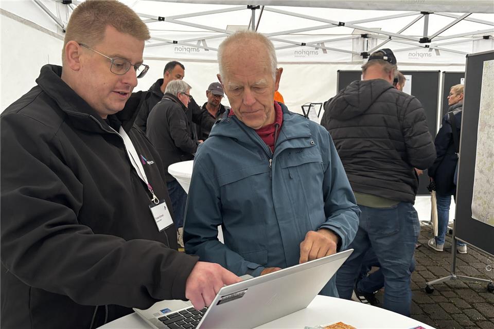 Amprion-Projektsprecher Tobias Schmidt (links) informiert Heinz Eiling über den Verlauf des Korridors B in Hülsten.