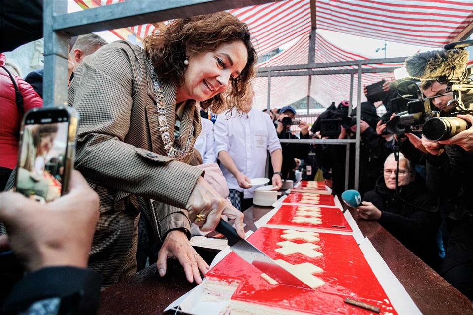 Amsterdams Bürgermeisterin Femke Halsema schneidet die lange Torte an. Ramon Van Flymen/ANP/dpa
