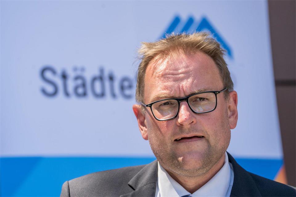 Amtsinhaber Markus Zwick hat die OB-Wahl in Pirmasens gewonnen. (Archivbild)Andreas Arnold/dpa