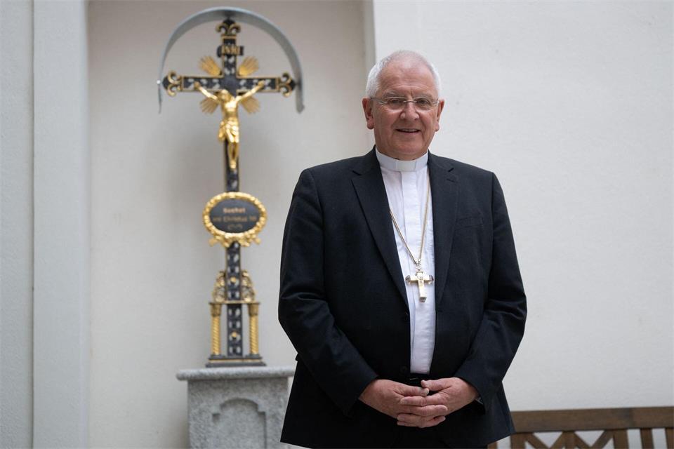 Amtsverzicht nach zehn Jahren: Bischof Heinrich Timmerevers ist in der Dresdner Kathedrale aus seinem Amt verabschiedet worden (Archivbild)Katharina Kausche/dpa