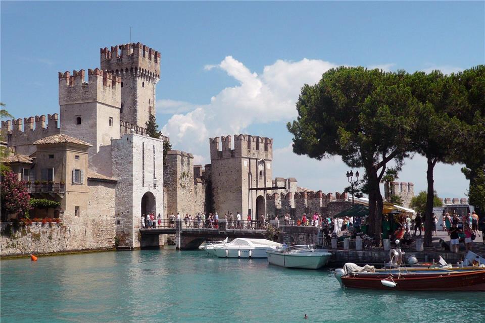 An 31 Tagen dürfen bis auf wenige Ausnahmen keine Fahrzeuge ins historische Zentrum von Sirmione am Südufer des Gardasees fahren.Hanns-Jochen Kaffsack/dpa-tmn